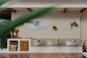 Una piscina al aire libre, sillones reclinables de piscina