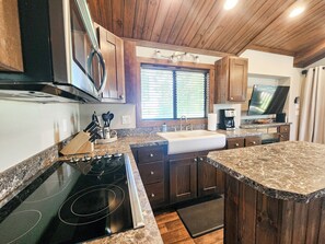 Refrigerador, microondas, parrilla de estufa y cafetera y tetera 