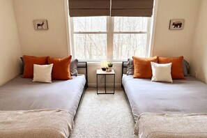 5 bedrooms, desk, iron/ironing board, free WiFi - Modern-Hot Tub-Gameroom-Sauna-Firepit-Golf Course (Coolbaugh Township)