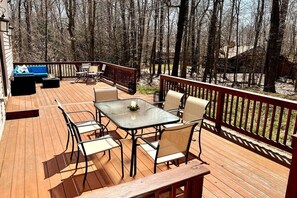Outdoor dining - Modern-Hot Tub-Gameroom-Sauna-Firepit-Golf Course (Coolbaugh Township)