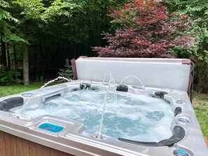 Outdoor spa tub - Modern-Hot Tub-Gameroom-Sauna-Firepit-Golf Course (Coolbaugh Township)