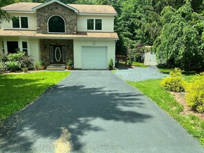 Exterior - Modern-Hot Tub-Gameroom-Sauna-Firepit-Golf Course (Coolbaugh Township)