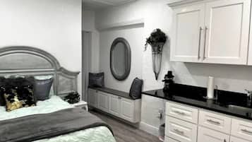 1 bedroom, desk, WiFi