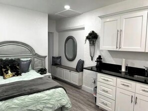 1 bedroom, desk, WiFi