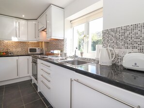 Fridge, dishwasher, electric kettle, toaster - Uplands Retreat (Windermere)