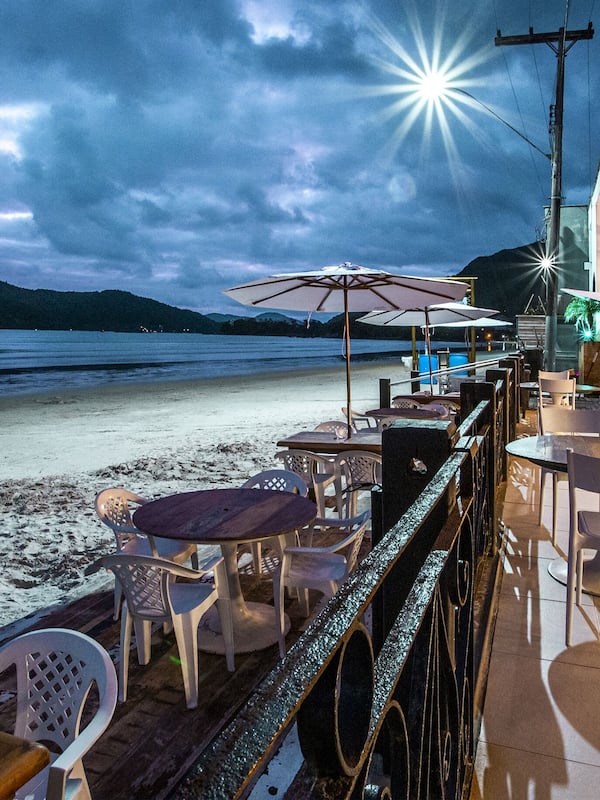 Na praia, areia branca