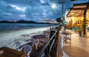 Ubicación a pie de playa y arena blanca