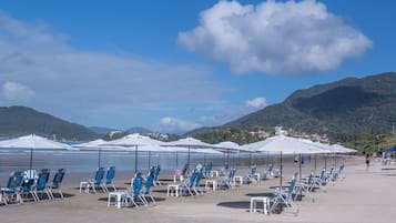 Na praia, areia branca