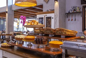 Free daily buffet breakfast  - HOTEL VILLAGE ENSEADA (Ubatuba)