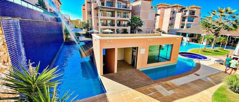 Una piscina al aire libre