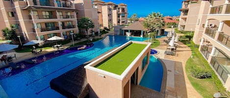 Un hôtel doté de plusieurs piscines, d’un court de tennis et d’un jardin bien entretenu.
