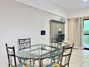 Basic Apartment | Dining - Beverly Hills no Porto das Dunas (Aquiraz)