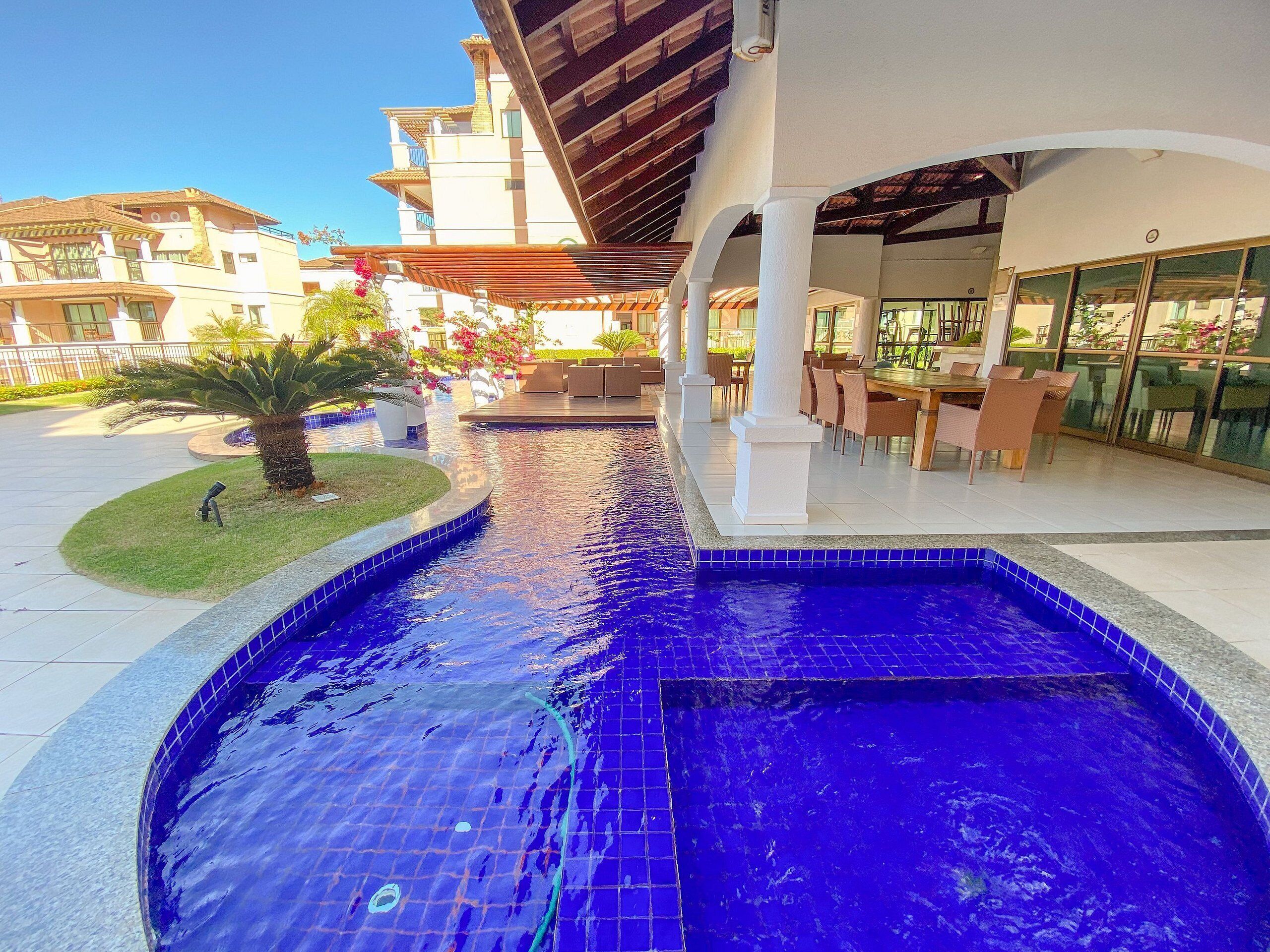 Una piscina al aire libre