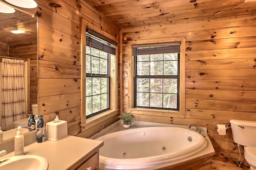 Cozy Cherry Log Cabin ~ 10 Mi to Mercier Orchards