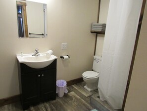 Shower, hair dryer, towels, toilet paper - Lynnhurst Resort - Motel Unit 7 Sleeps 4 Jet Ski Rental Available! (Murray)