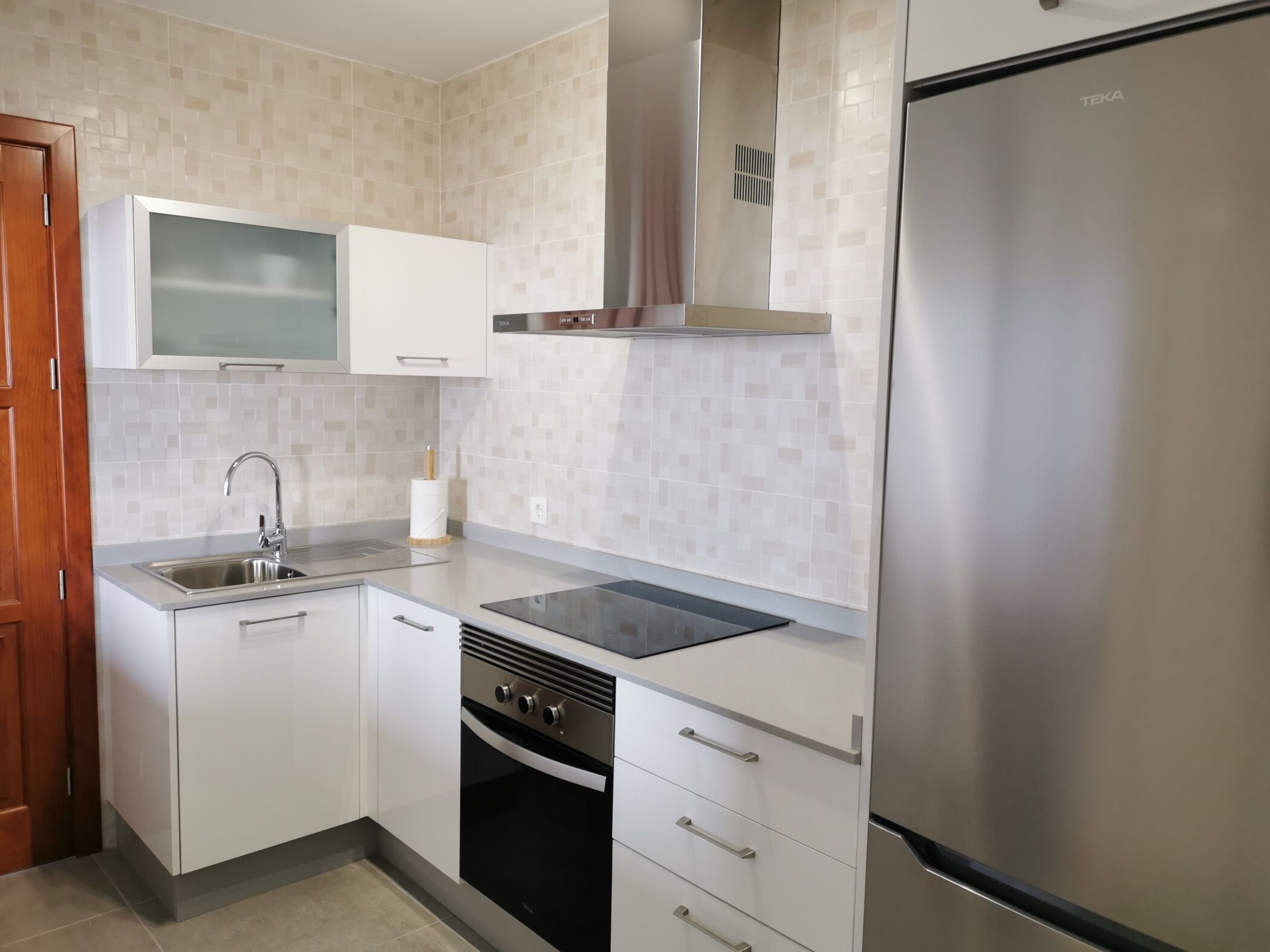 Frigorífico, microondas, horno y lavavajillas