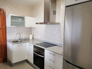 Kühlschrank, Mikrowelle, Ofen, Geschirrspüler