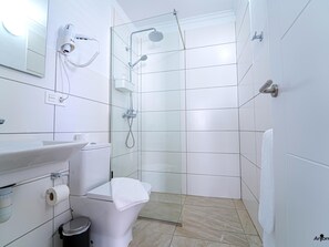 Suihku, hiustenkuivaaja, pyyhkeet