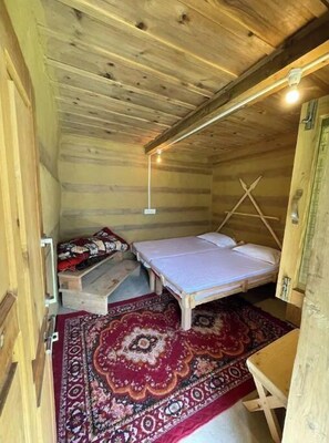 3 bedrooms, WiFi, bed sheets - A Himalayan wood house (Taknaur Renge)
