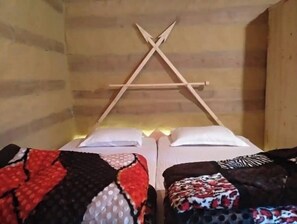 3 bedrooms, WiFi, bed sheets - A Himalayan wood house (Taknaur Renge)