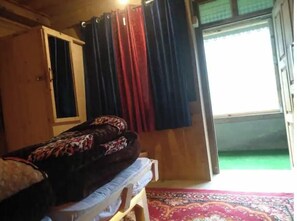 Spa - A Himalayan wood house (Taknaur Renge)