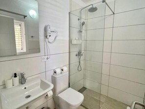 Ducha, secador de pelo y toallas