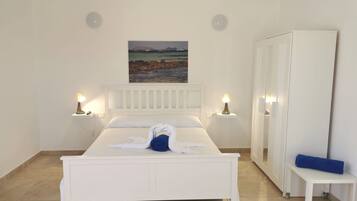 Een strijkplank/strijkijzer, gratis internet, beddengoed