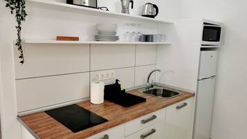 Een koelkast, een microgolfoven, een koffiezetapparaat/waterkoker