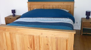 2 habitaciones, escritorio y tabla de planchar con plancha 