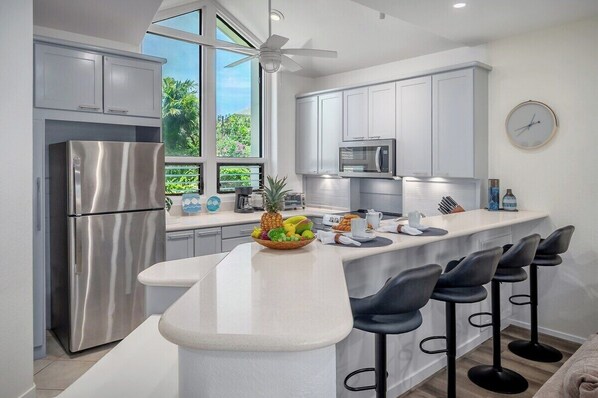 Full-size fridge, microwave, oven, stovetop