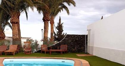 Ein Schlafzimmer mit Terrasse und Außenbereich.