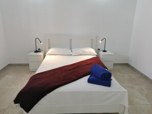2 bedrooms, iron/ironing board, free internet, bed sheets