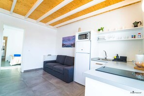 Refrigerador, microondas, cafetera y tetera y tostadora 