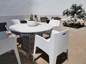 Outdoor dining - One bedroom apartment (TAHICHE)