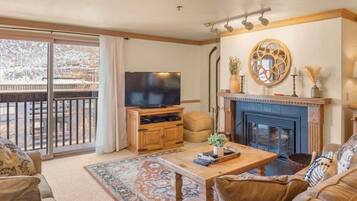 Tv, eldstad och kontor