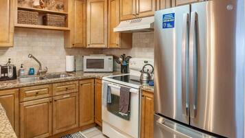 KylskÄp, mikrovÄgsugn, ugn och spishÀll