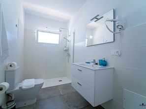 Dusche, Haartrockner, Handtücher