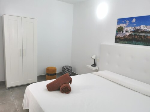 Apartamento dos dormitorios y camas matrimonio.