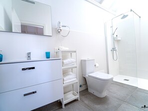 Shower, hair dryer, towels - Apartment two bedrooms with balcony (TAHICHE)