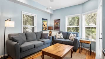 TV, pemutar DVD, dan peralatan stereo