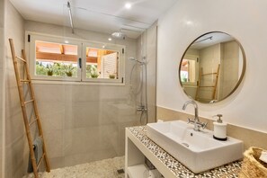 Douche, sèche-cheveux