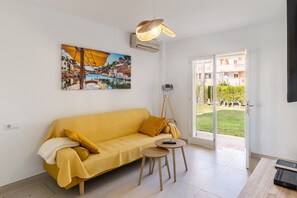 TV, fireplace, streaming services - Vacation Home 'Villa Santa Lucia' with Private Pool, Terraces and Wi-Fi (Calvia)