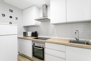 Køleskab, mikrobølgeovn, ovn, kogeplade