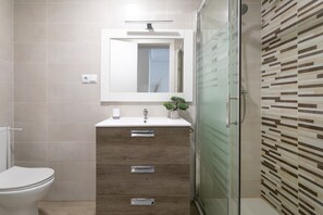 Dusche, Haartrockner, Handtücher