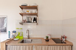 Frigorifero, microonde, forno, piano cottura