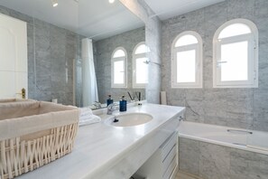 Bañera, secador de pelo, toallas