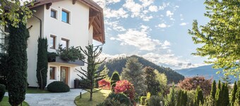 Appartement 'Résidence Skutial - Schlern' avec vue sur les montagnes, balcons et Wi-Fi.