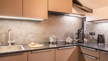 Frigorifero, microonde, piano cottura, lavastoviglie