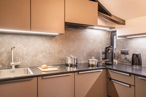 Frigorifero, microonde, piano cottura, lavastoviglie