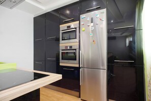 Fridge, microwave, oven, stovetop - Vacation Home 'Atico Las Vegas' with Sea View, Whirlpool and Wi-Fi (Las Vegas)